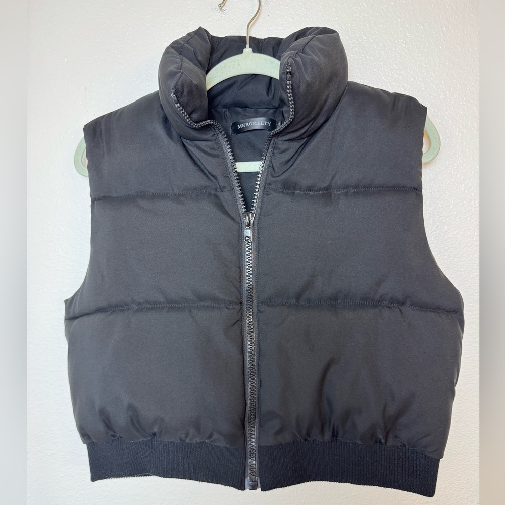 Cropped Quilted Puffer Vest in Black